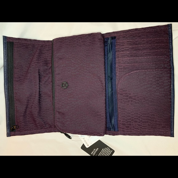 Lululemon Test of Time Travel Wallet - Picture 4 of 6
